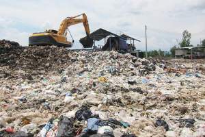 Her fjernes plast fra en fylling i Nakhon Nayok, som en demonstrasjon.