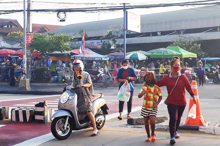 Markeder kan åpne igjen, selv om essensielle matmarkeder som Rompho på Jomtien Beach har vært åpne hele tiden.