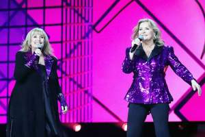 Bobbysocks p&aring; scenen i Oslo Spektrum i anledning finalen av Melodi Grand Prix 2025. 40 &aring;r etter at de ble Norges eneste vinnere i konkurransen. 