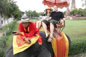 Joakim og Paveenuch Flogstad sees her på ferie i Thailand før de inngikk ekteskap. Etter at de giftet seg har de knapt sett hverandre.