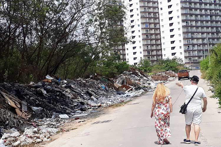 Sjokkerte turister på veg til stranda i Jomtien.