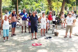 Noen av de 50–60 petanque-spillerne som møtes i parken hver lørdag.