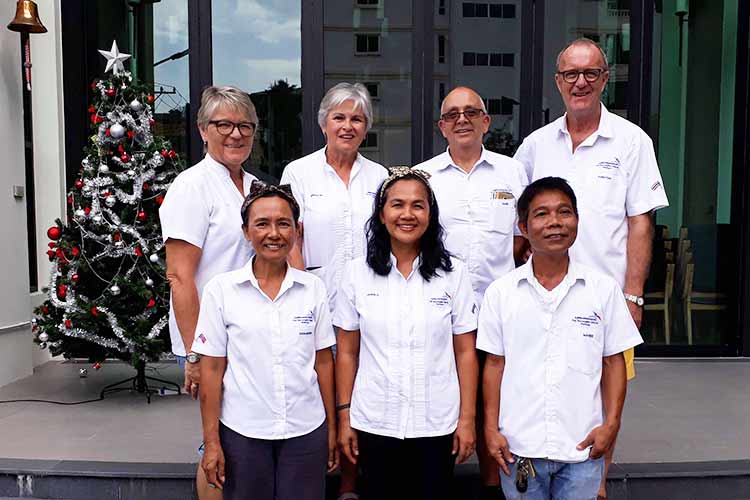 De ansatte på Sjømannskirken i Pattaya, bak fra venstre Liv Royal, Kristianne Stendal Lothe, Hans Konrad Nyvoll og Annstein Lothe. Foran fra venstre: Noknoi Christophersen, Jansila Nyvoll og Manee Thongkam.