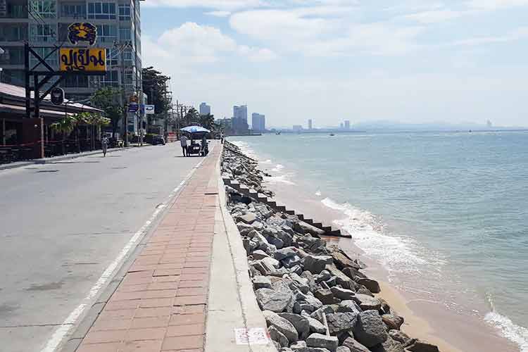 Helt syd på Jomtien Beach har erosjon fjernet sandstranda. 