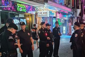 Politiet utenfor et cannabisutsalg i Walking Street i Pattaya i fjor.