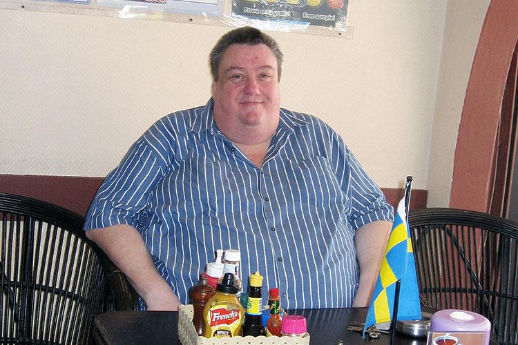 Arve Lisland kom seg ikke p&aring; beina tidsnok til &aring; bli avbildet til denne utgaven, s&aring; vi bruker et bilde fra 2011, da han ogs&aring; drev svenske Hasses i Soi Postoffice.